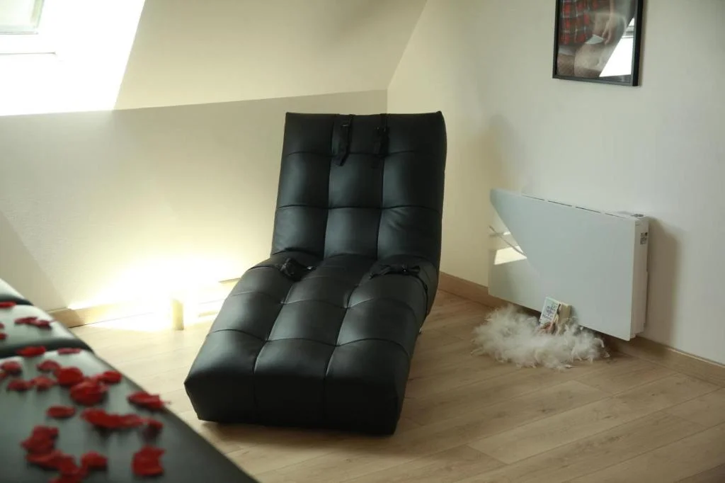 Loveroom atypique en duplex avec balnéo ronde et secret'room