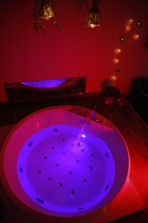 Loveroom atypique en duplex avec balnéo ronde et secret'room
