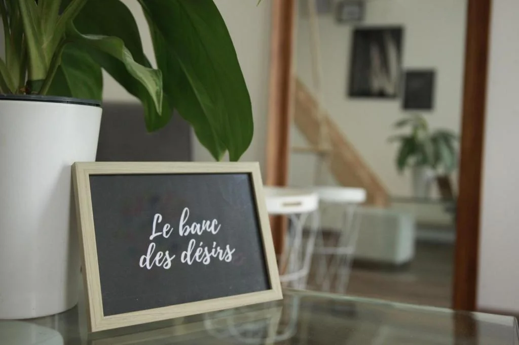 Loveroom atypique en duplex avec balnéo ronde et secret'room