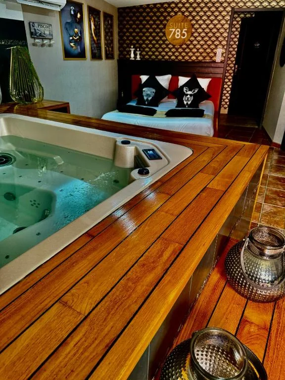 SUITE 785 jacuzzi