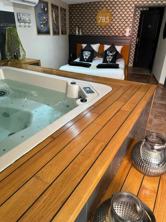 SUITE 785 jacuzzi