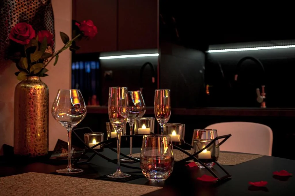 LES SECRETS ROOMS, LOVE ROOM DE LUXE AVEC JACUZZI