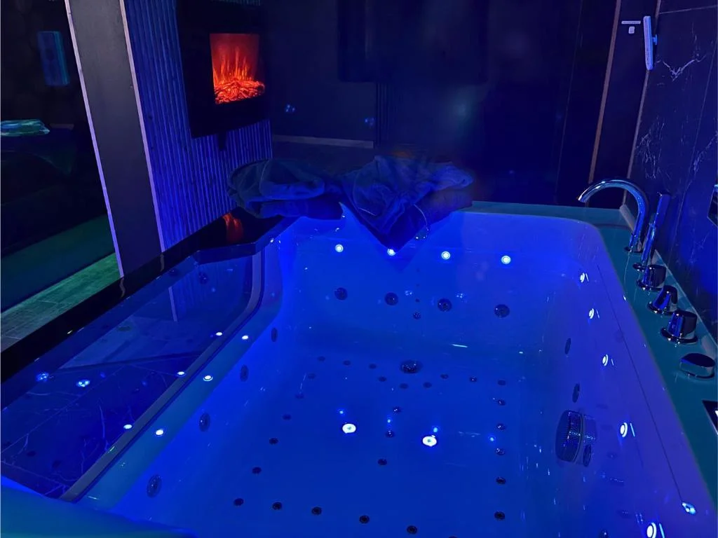 Suite Casanova avec SPA & Escape Love Game