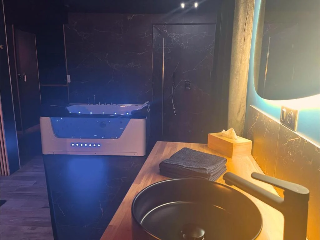 Suite Casanova avec SPA & Escape Love Game