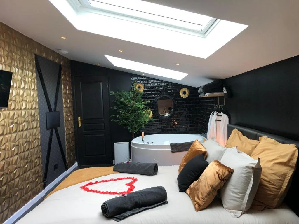 Playroom et Nuit Insolite