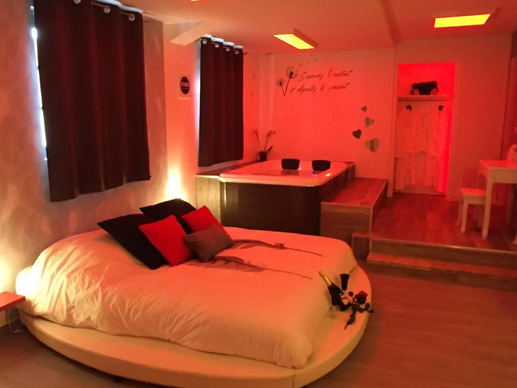 Suite Cupidon- Domaine des trois châteaux