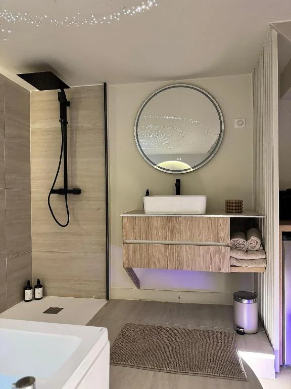 Spa Privé Luxe et Love Room – Proche Disney | Séjour Romantique