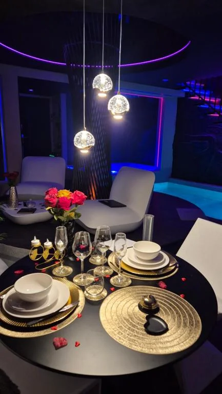 Suite de luxe érotique chic - séjour glamour et sensuel