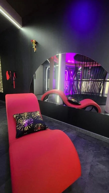 Suite de luxe érotique chic - séjour glamour et sensuel