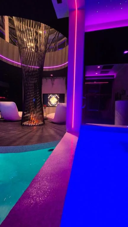 Suite de luxe érotique chic - séjour glamour et sensuel
