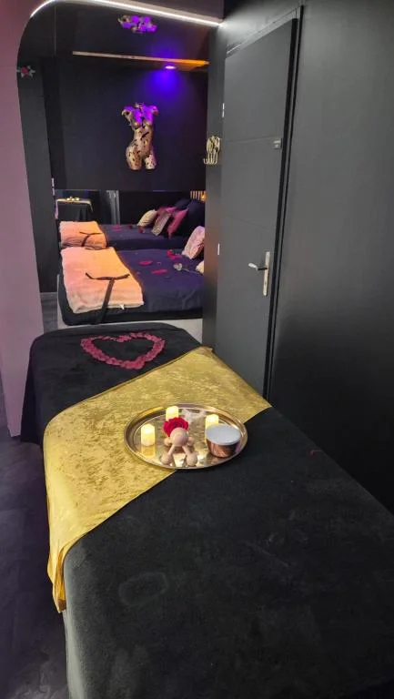 Suite de luxe érotique chic - séjour glamour et sensuel