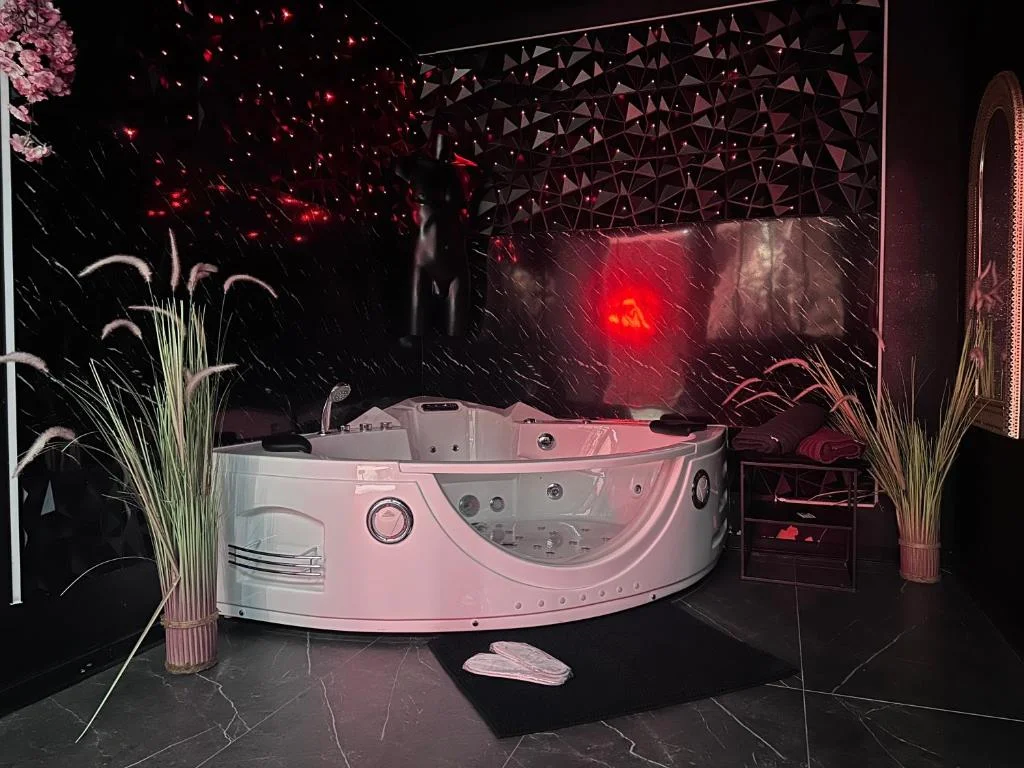 Suite Jeux d’Amour Jacuzzi / Love Room