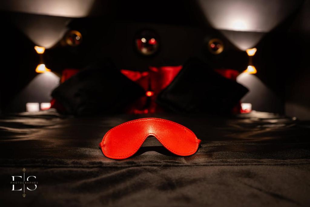 Dark love room