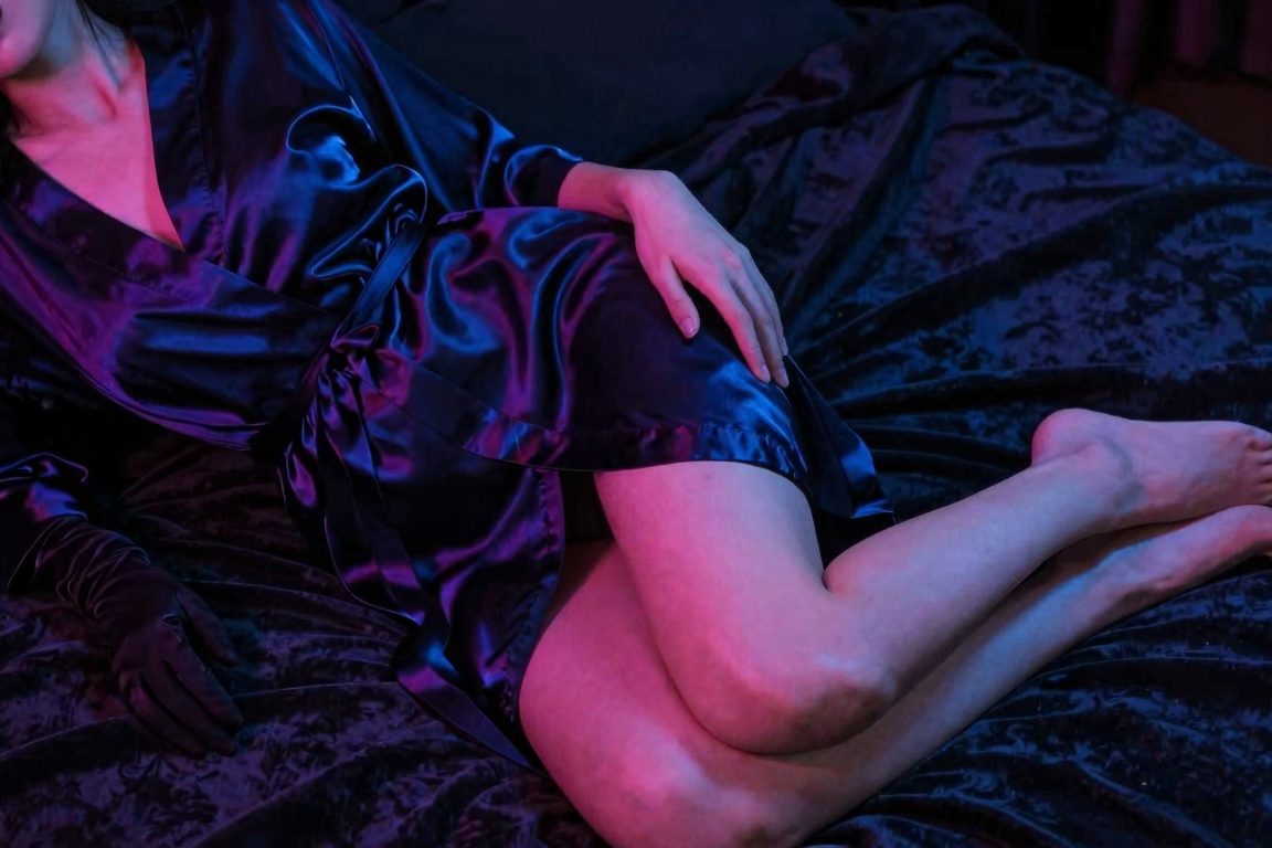 Position latérale confortable sur un lit de velours pour explorer les sensations