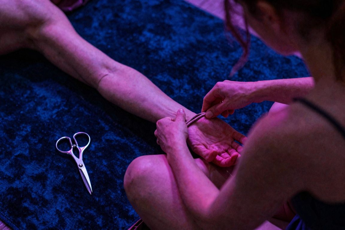 Première séance de cordes au sol, avec gestes lents, corde souple et ciseaux de sécurité