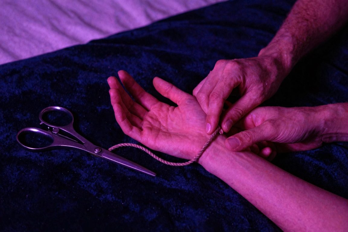 Vérification attentive d’un poignet près d’une corde desserrée et de ciseaux de sécurité