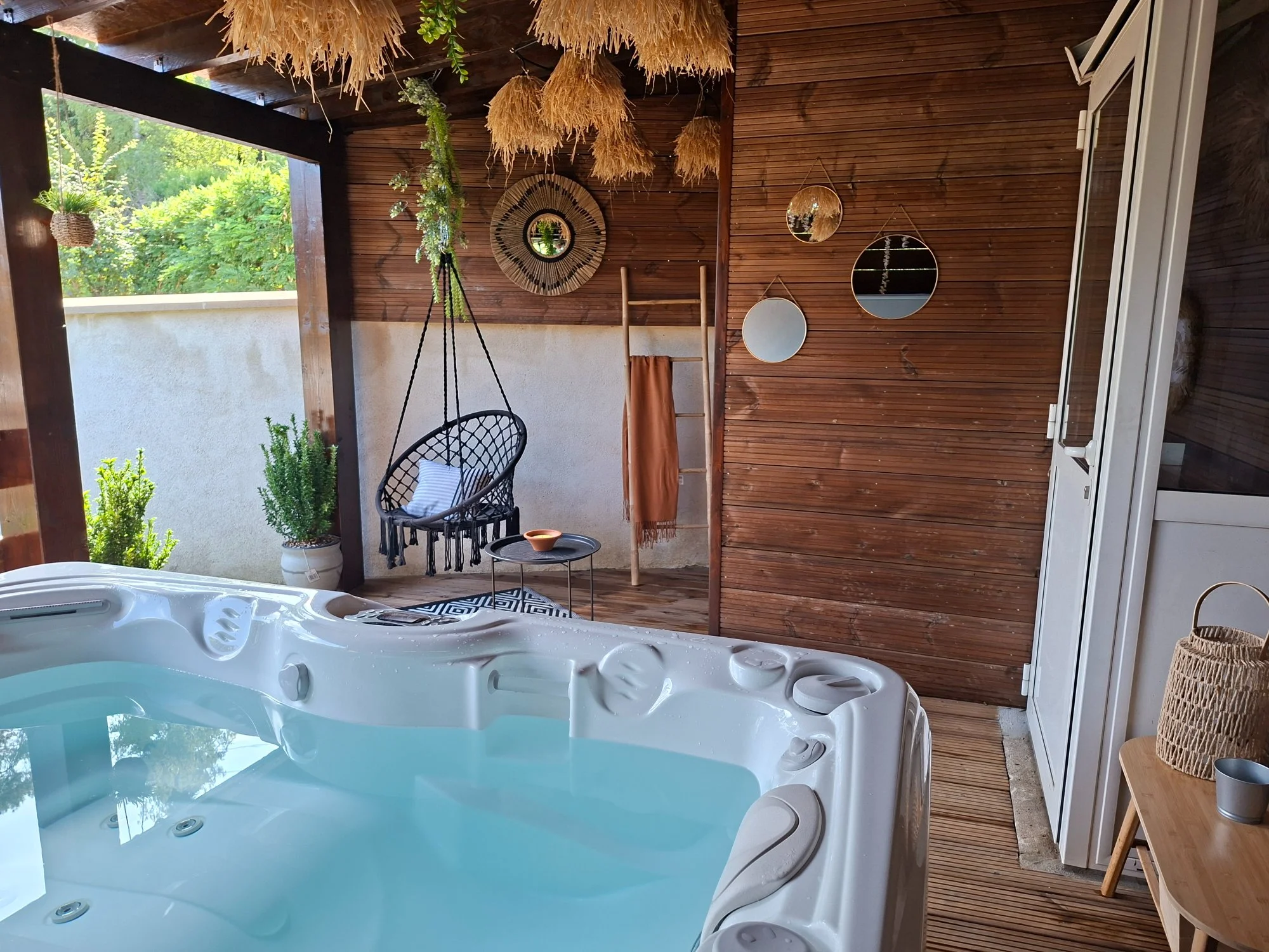 Love Room Sensation avec Jacuzzi et Sauna