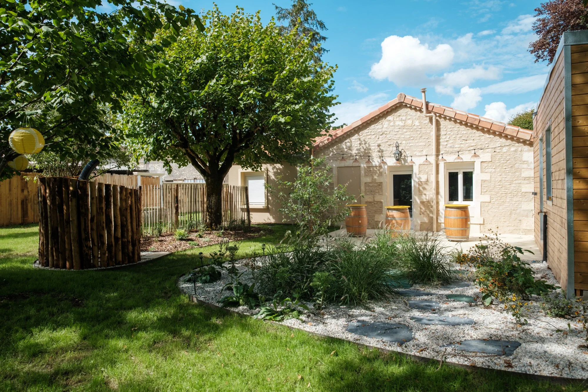 Villa Dahlia à Cognac – Parenthèse romantique et intimiste avec Suite, Lounge et Jardin Privé