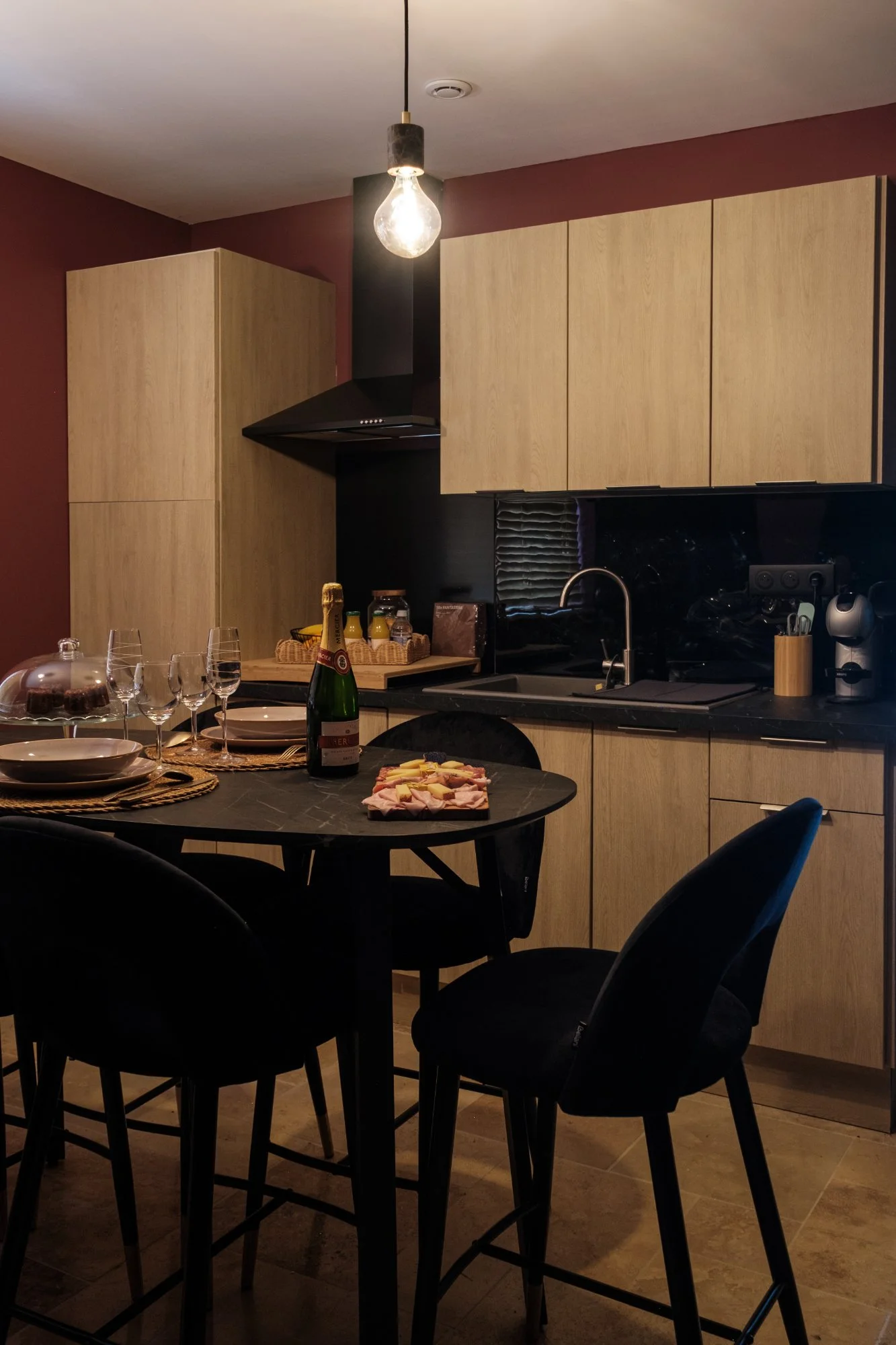 Villa Dahlia à Cognac – Parenthèse romantique et intimiste avec Suite, Lounge et Jardin Privé
