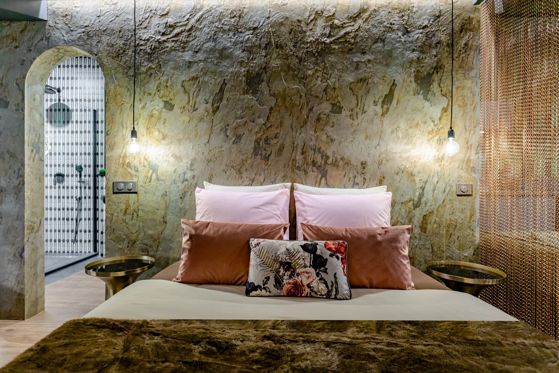La Crypte du Désir – Love Room avec jacuzzi privatif, sauna et pièce secrète à Haguenau en Alsace