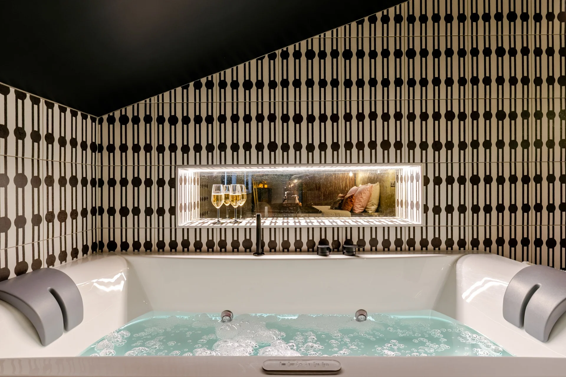 La Crypte du Désir – Love Room avec jacuzzi privatif, sauna et pièce secrète à Haguenau en Alsace