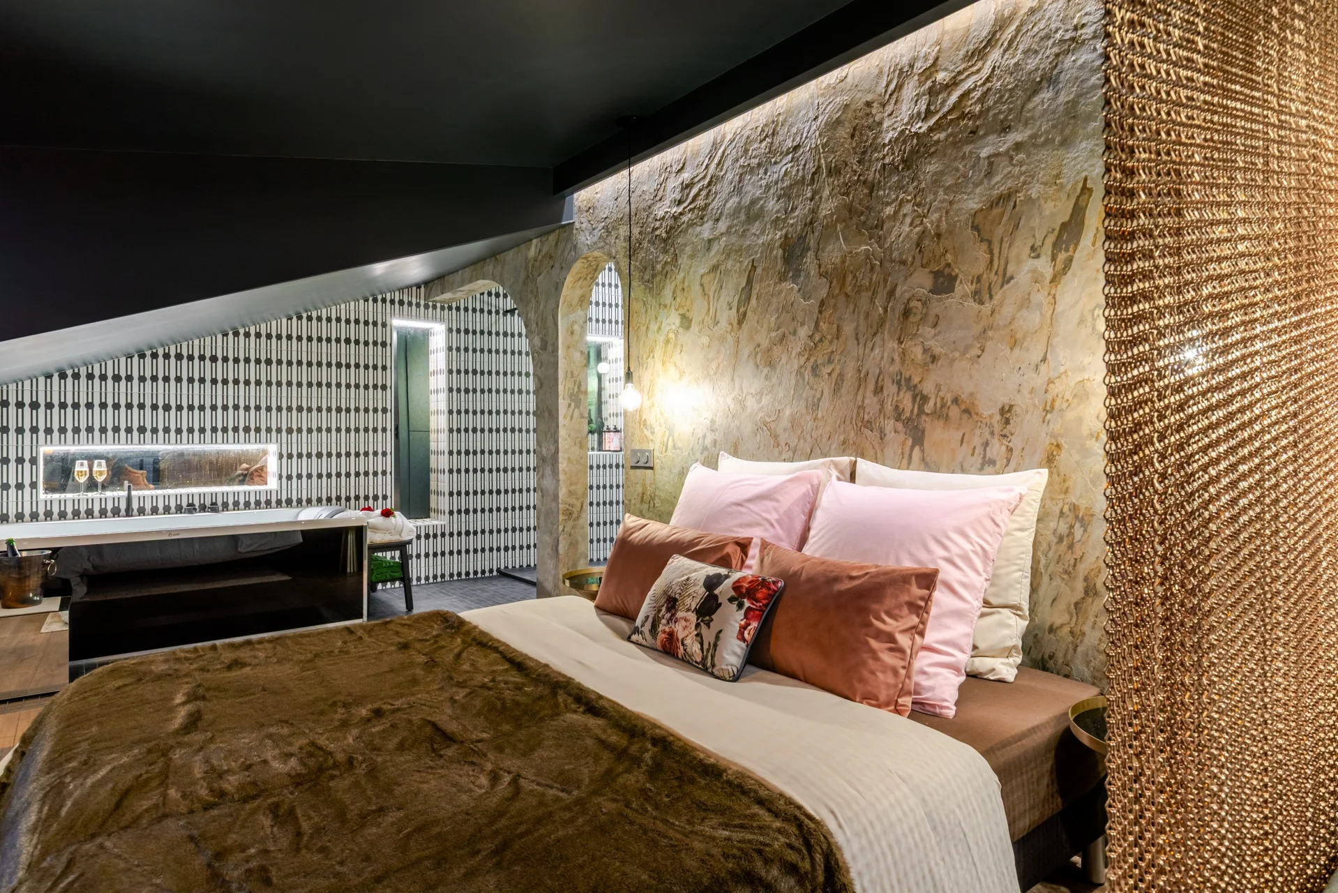 La Crypte du Désir – Love Room avec jacuzzi privatif, sauna et pièce secrète à Haguenau en Alsace