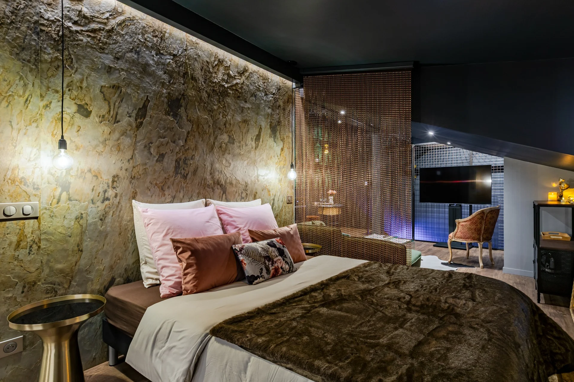 La Crypte du Désir – Love Room avec jacuzzi privatif, sauna et pièce secrète à Haguenau en Alsace